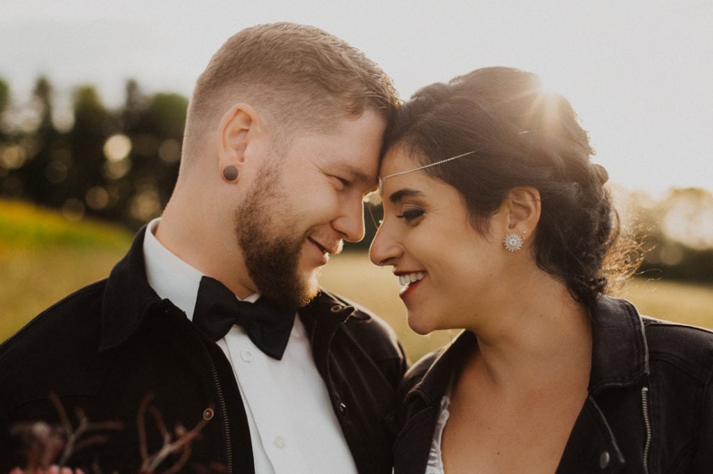 Boho Hochzeit in Biel Hochzeitspaar lacht Boho Schmuck