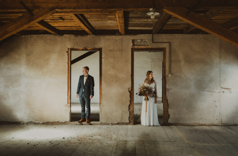 Boho Brautpaar in alter Fabrik in Frutigen