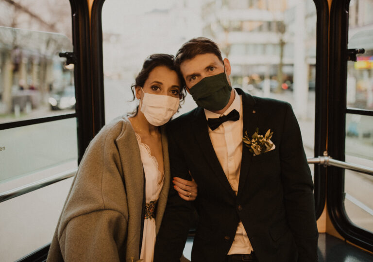 Paar mit Maske in Tram Hochzeit während Corona