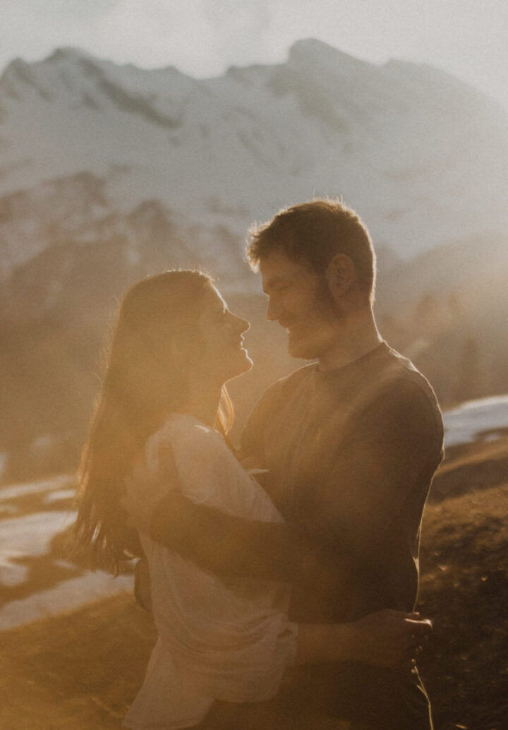 Paar in den Bergen mit Sonne