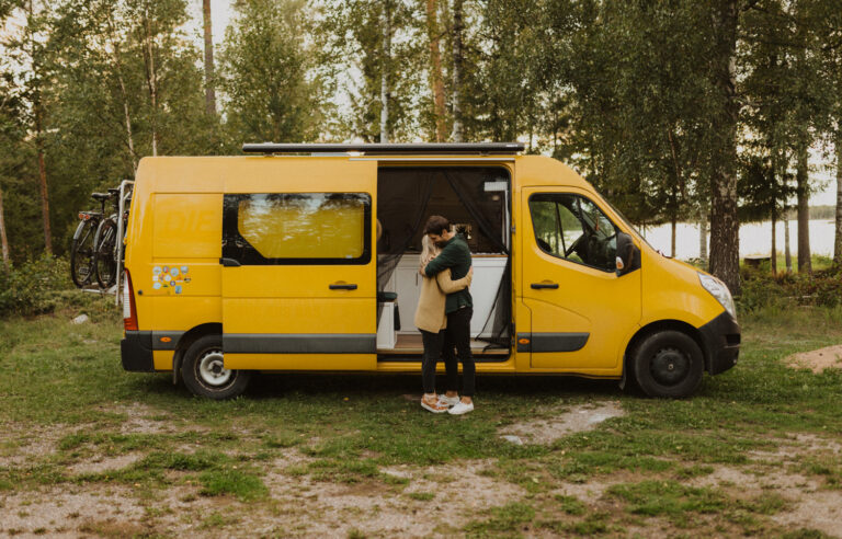 Vancouple steht vor einem Van in Schweden