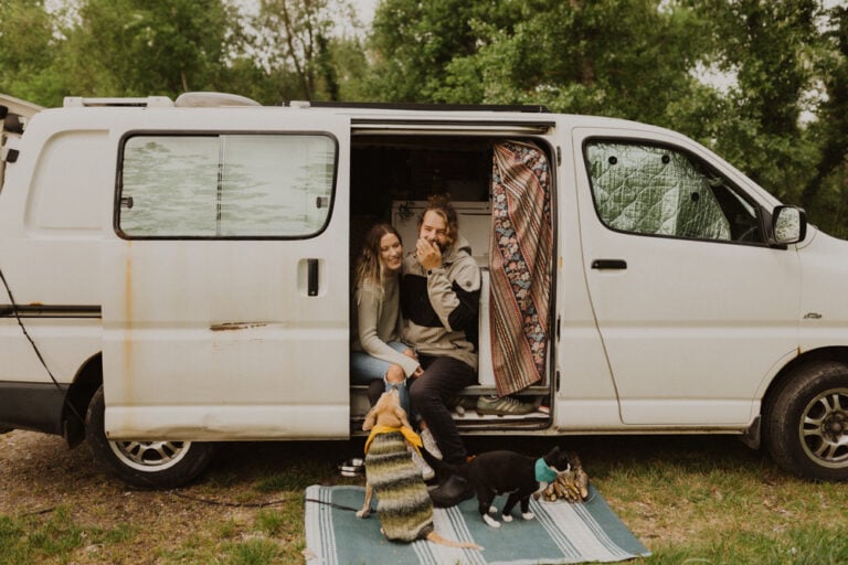 Vanlife Couple in Frankreich