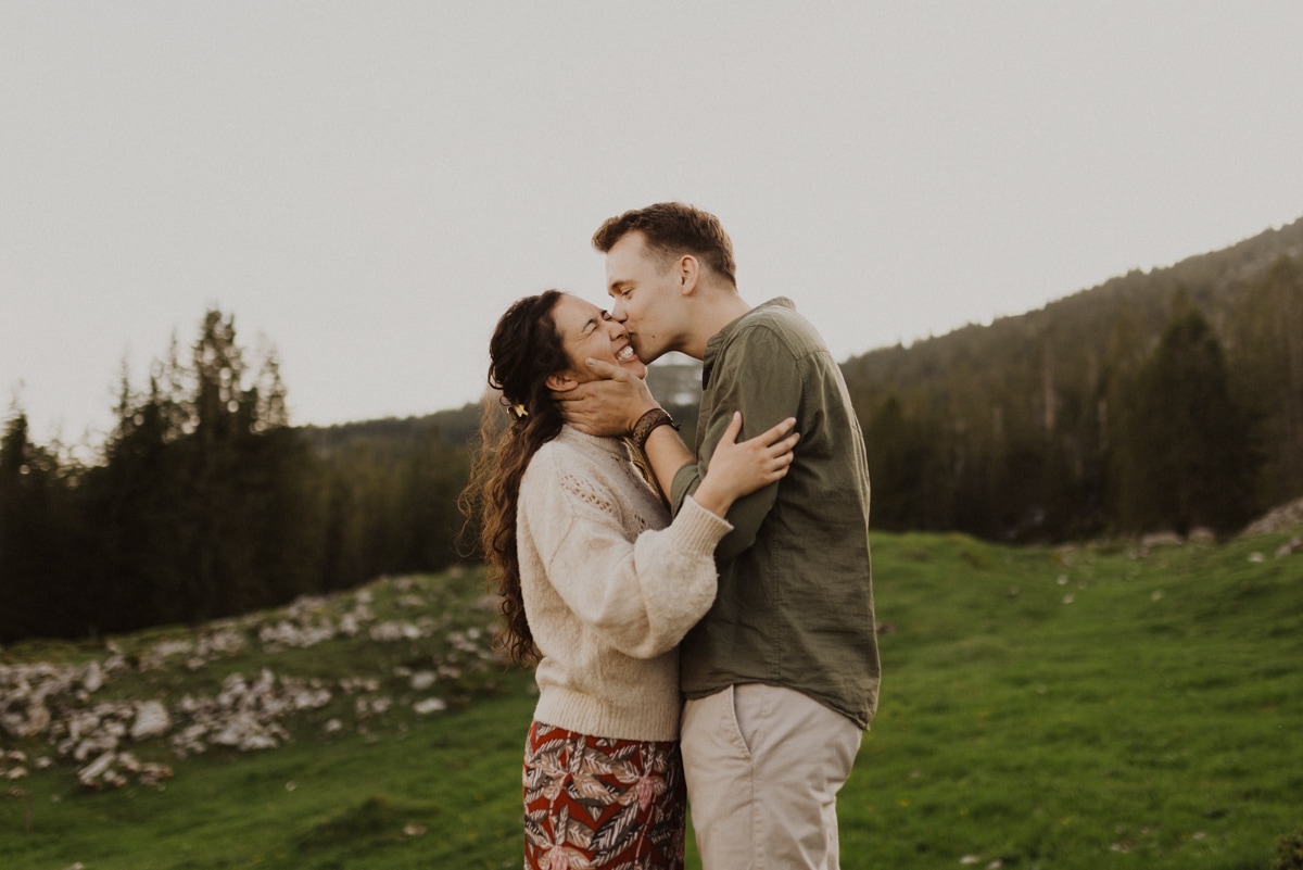 Paar küsst sich im Sörenberg