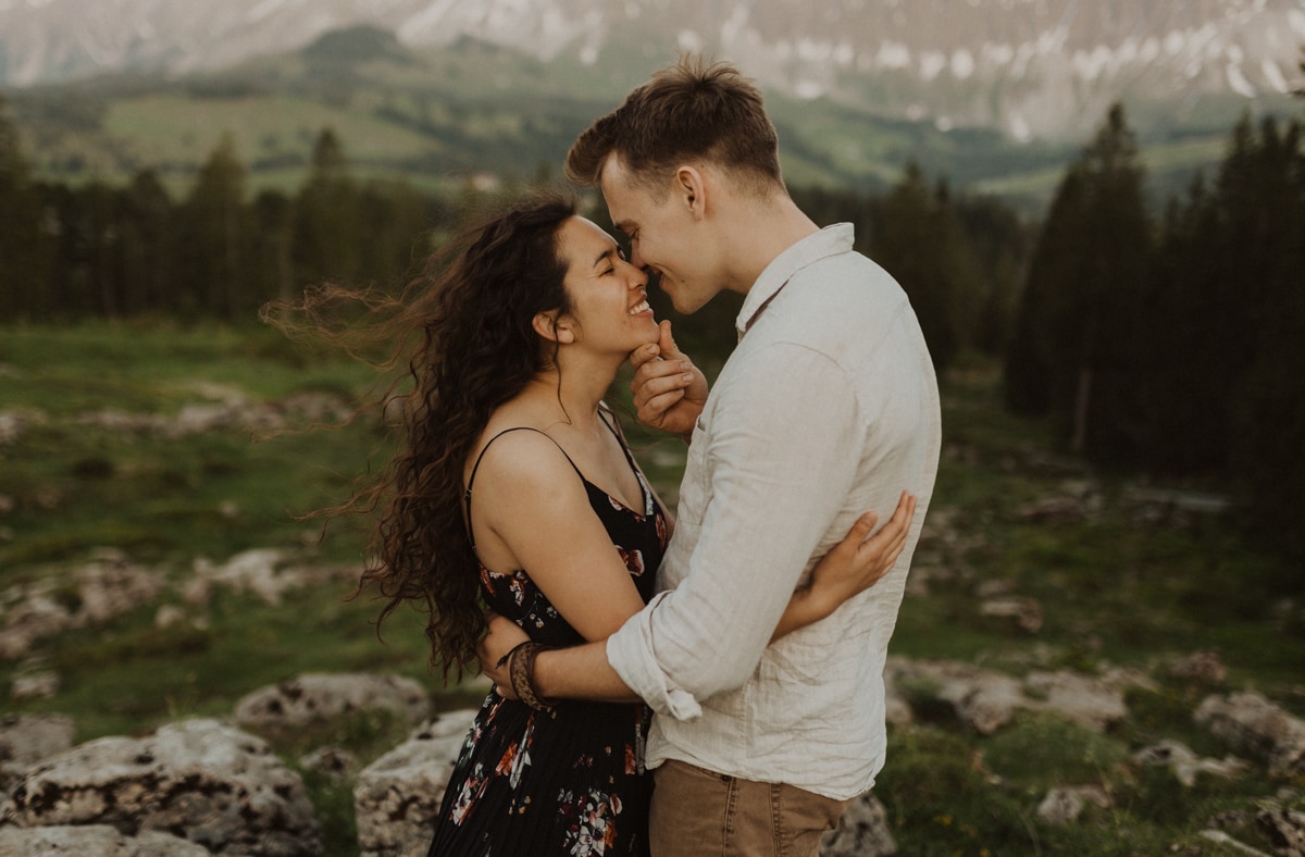 Paar küsst sich im Sörenberg