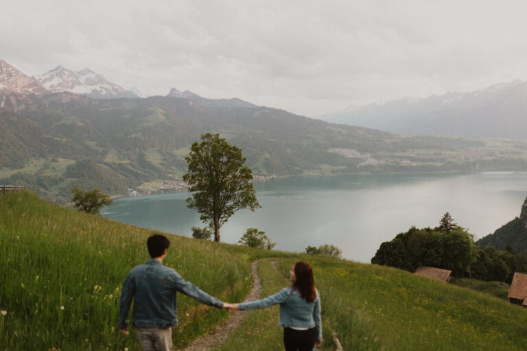 Ein Liebespaar mit Blick auf den See vom Beatenberg