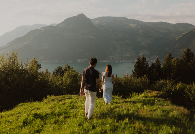 Paar mit Blick auf den Vierwaldstättersee Luzern
