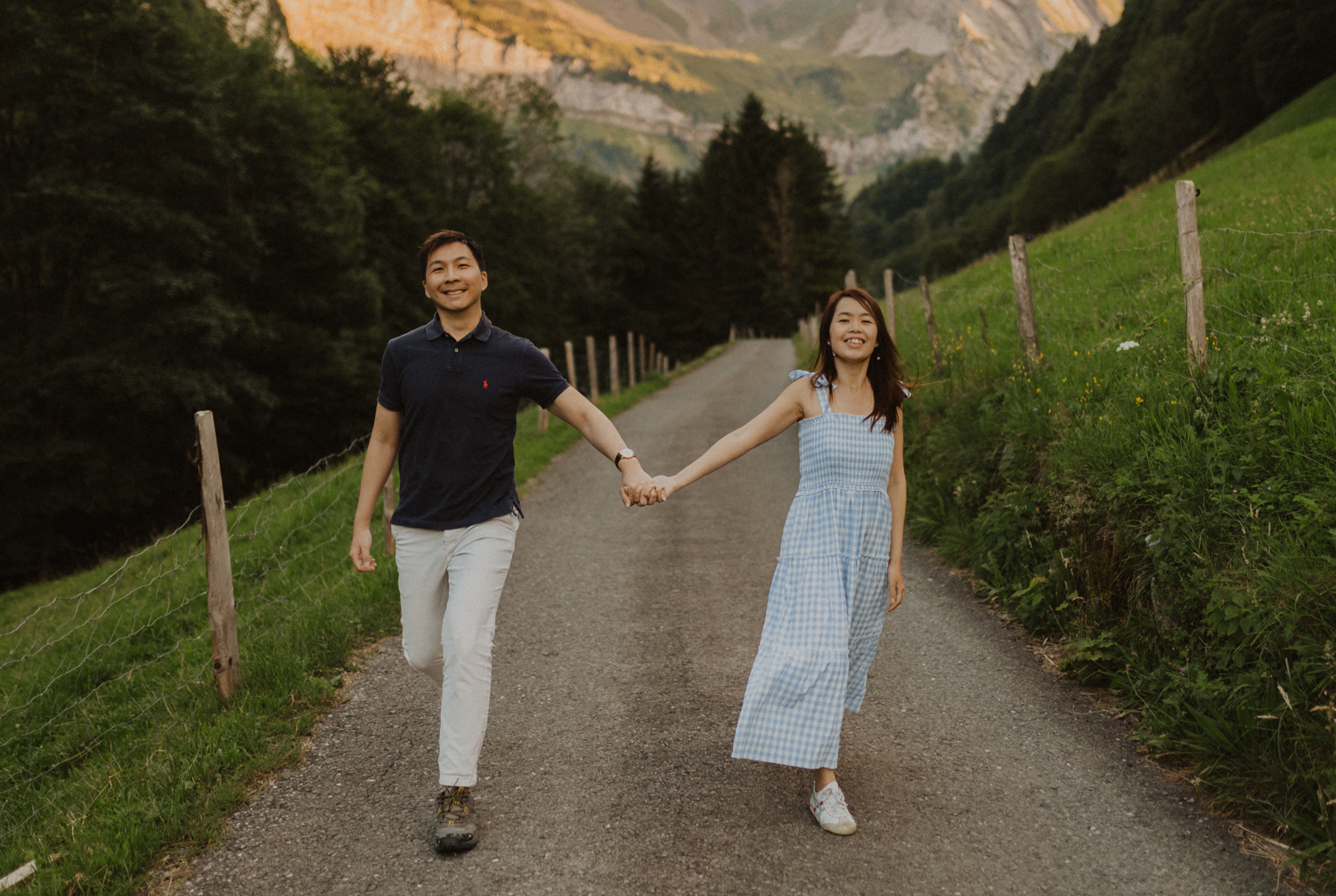 Paar aus Singapur in den Schweizer Bergen