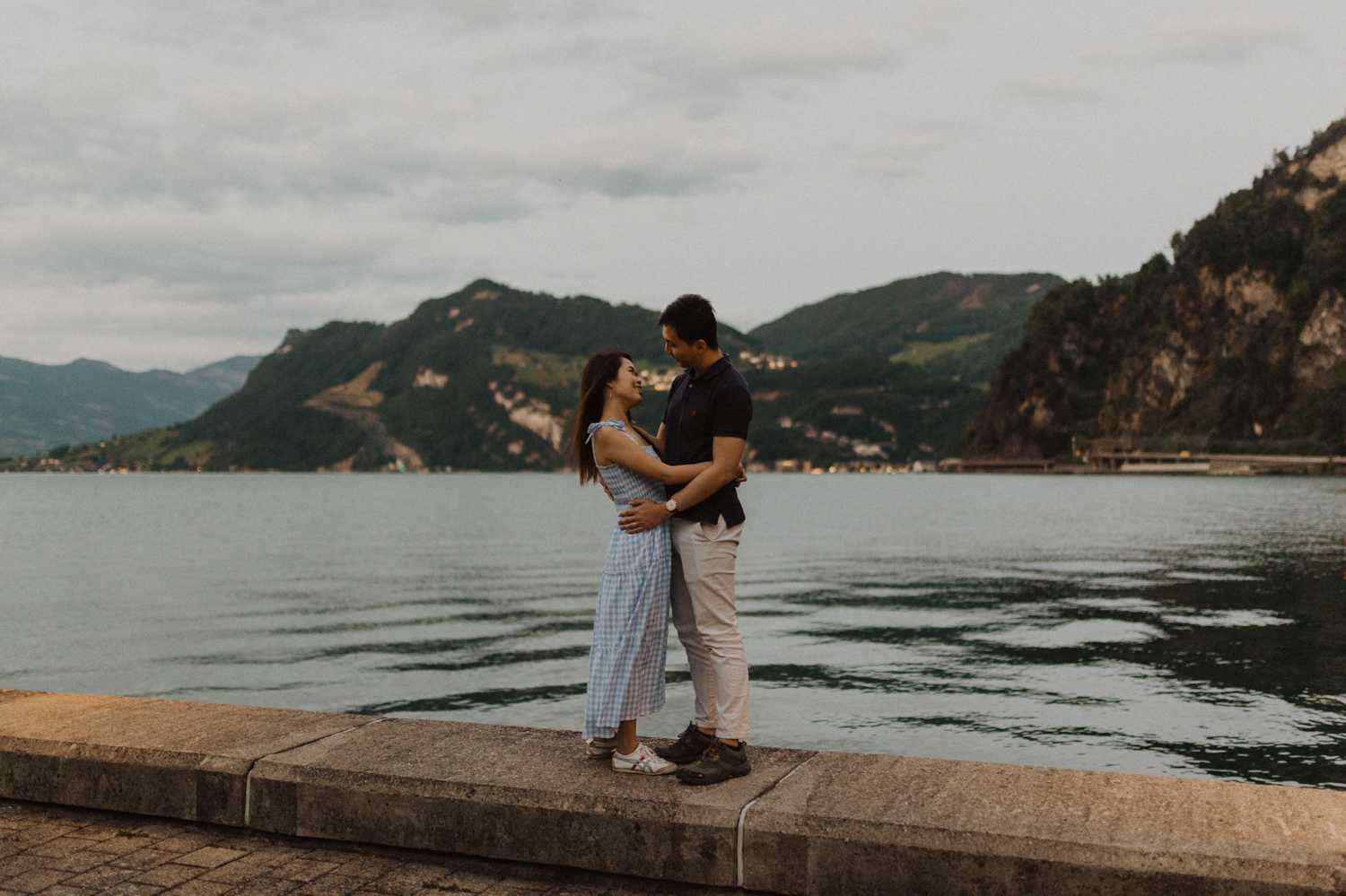 Paar in Dämmerung beim Vierwaldstättersee