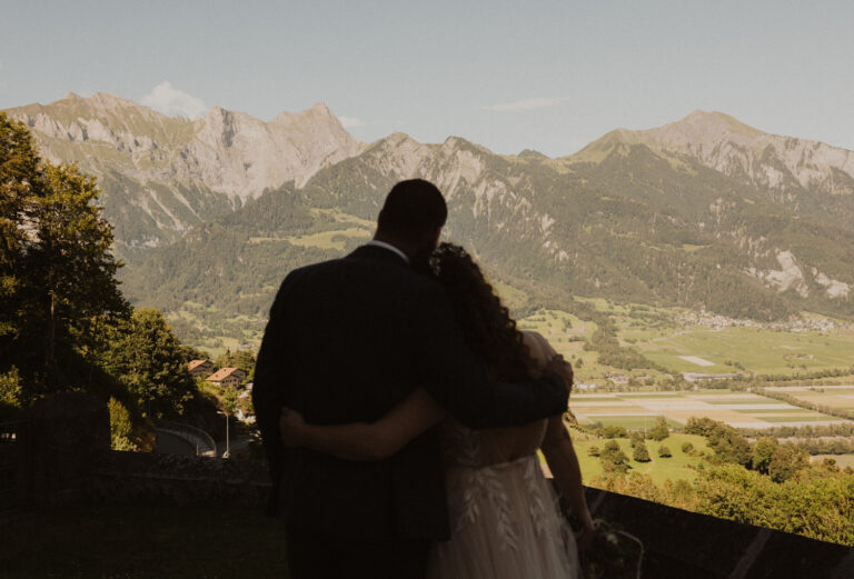 Brautpaar mit Bergen von Graubünden