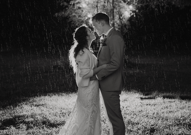 Brautpaar küsst sich im Regen