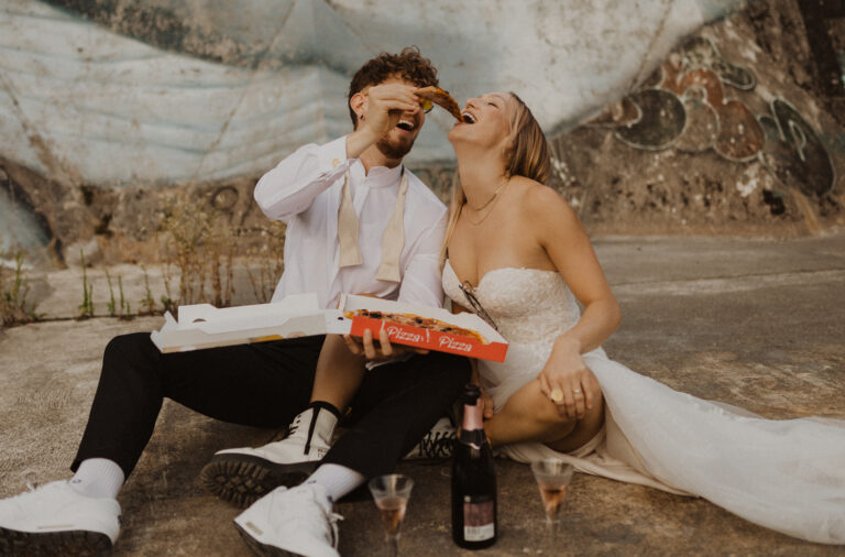 Braut und Bräutigam essen Pizza zusammen