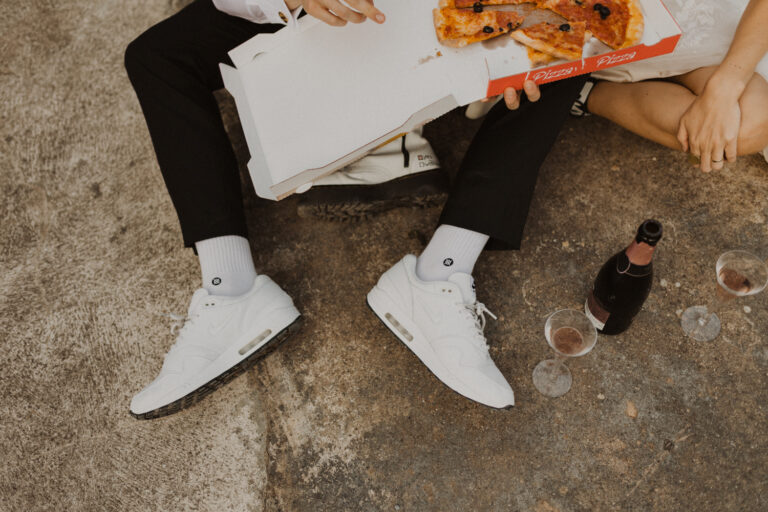 Brautpaar trinkt Champagner und isst Pizza