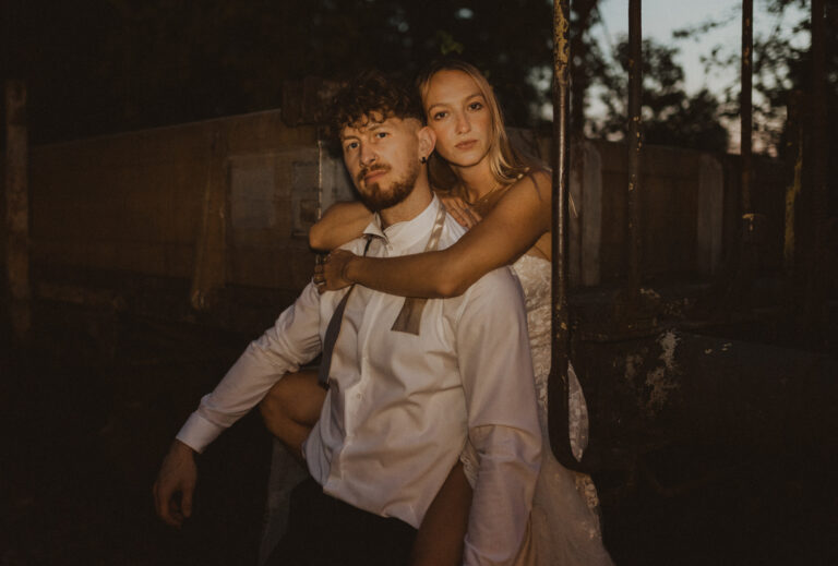Trashy Hochzeitsfotos mit Blitz im Dunkeln