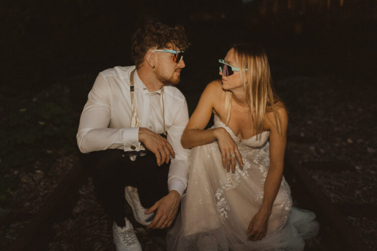 Trashy After Wedding Fotoshooting im Dunkeln mit Blitz