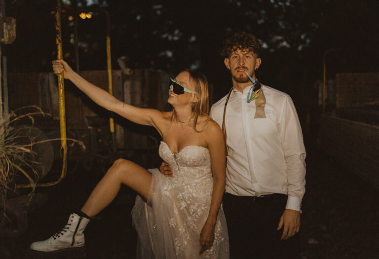 Trashy After Wedding Fotoshooting im Dunkeln mit Blitz