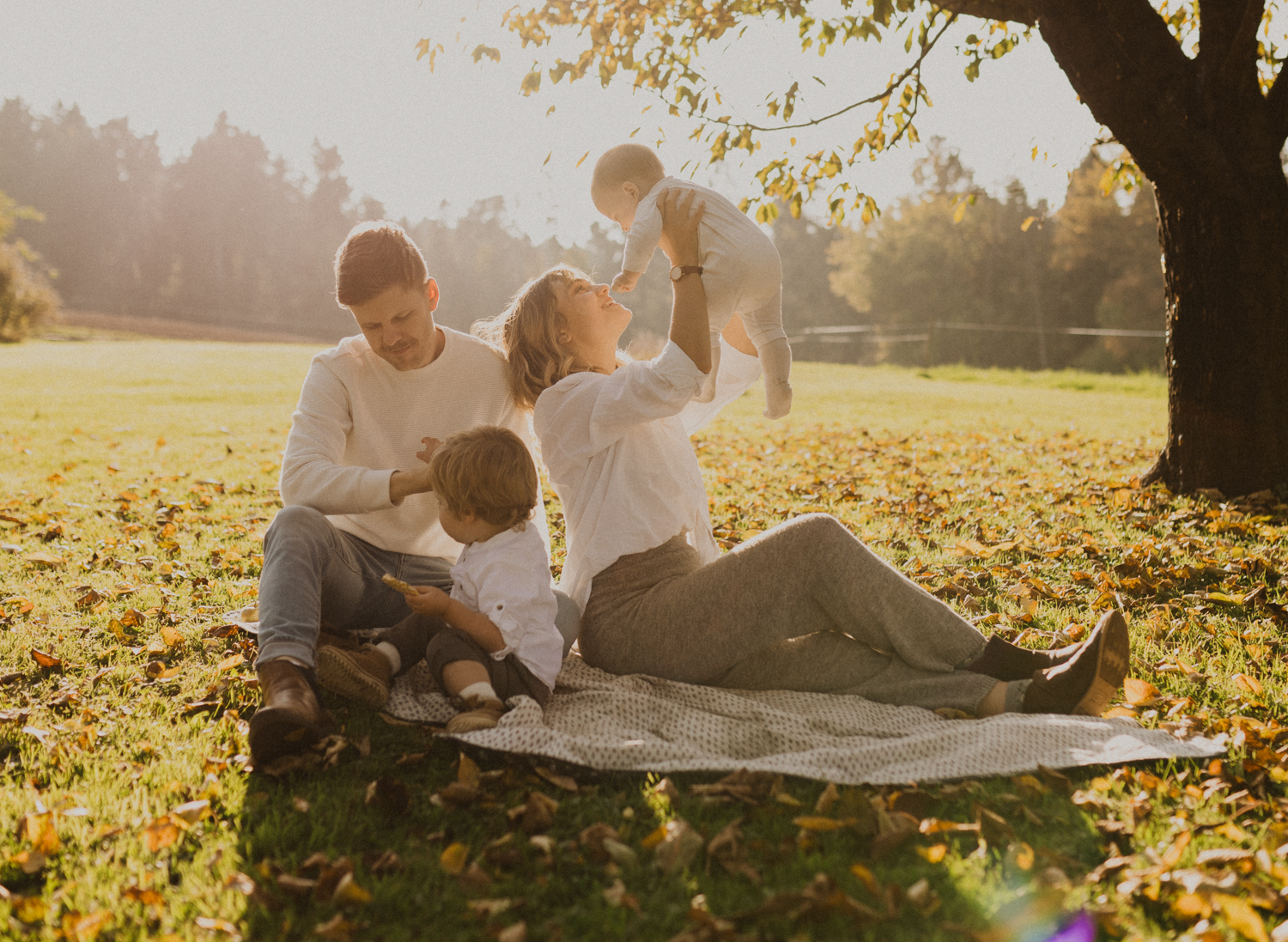 Familienfotoshooting auf der Picknick Decke in der Natur