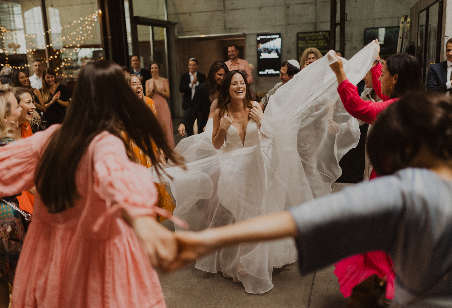 Brautpaar feiert Hochzeit im Schiffbau in Zürich