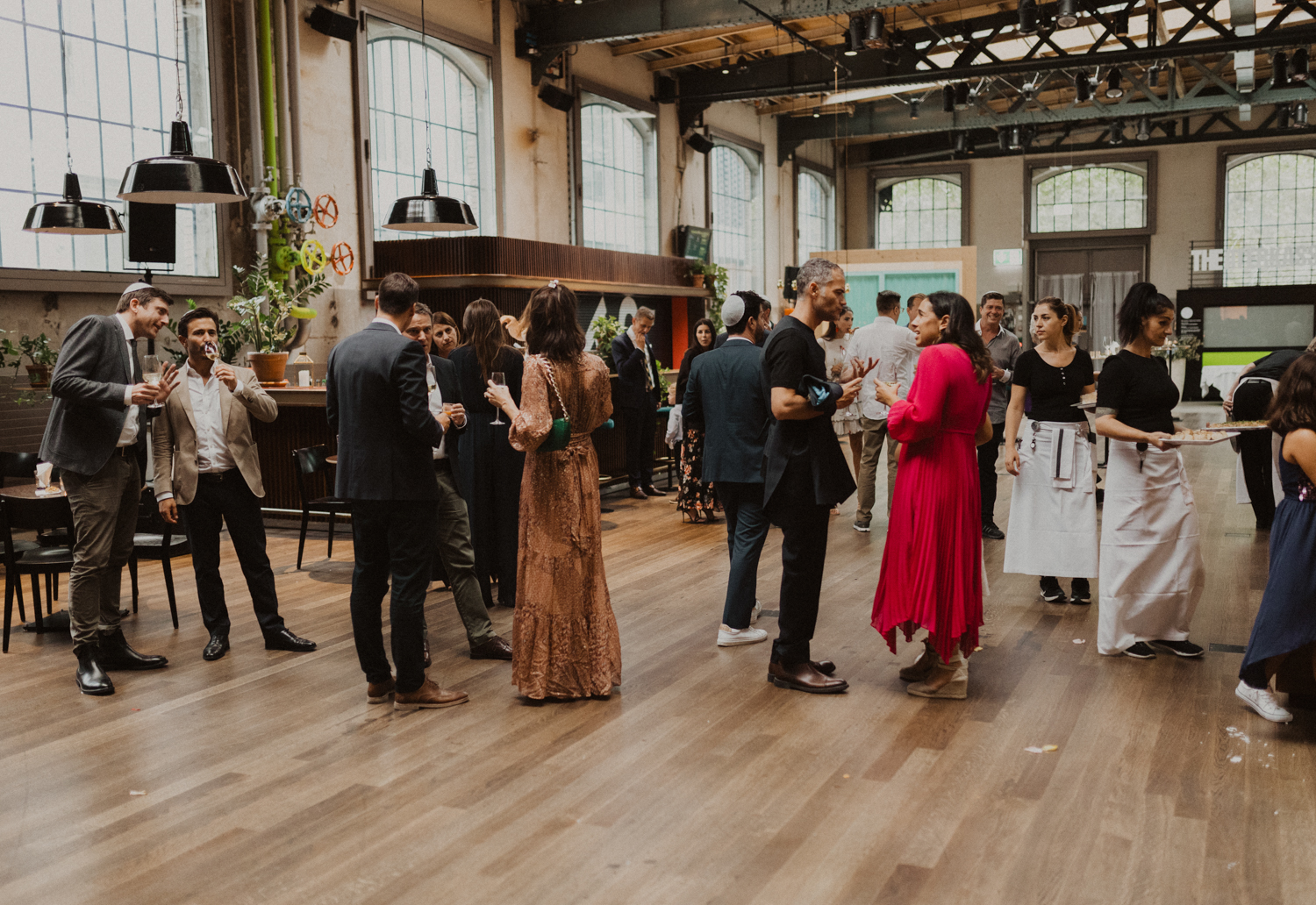 Brautpaar feiert Hochzeit im Schiffbau in Zürich