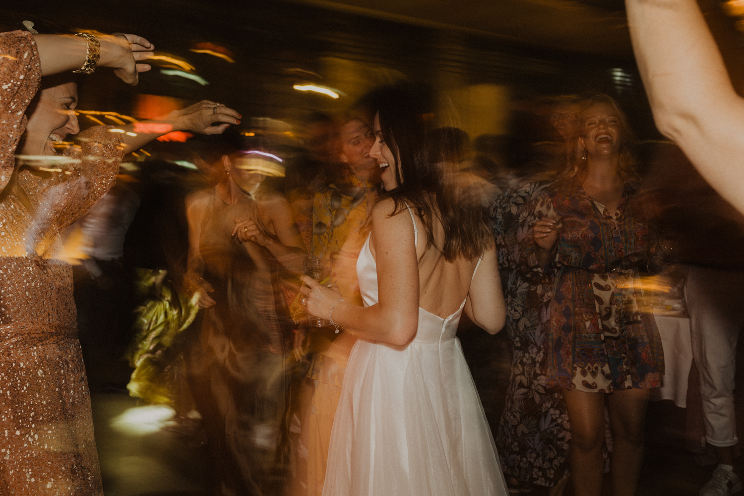 Gäste am tanzen bei einer Hochzeit im Schiffbau in Zürich