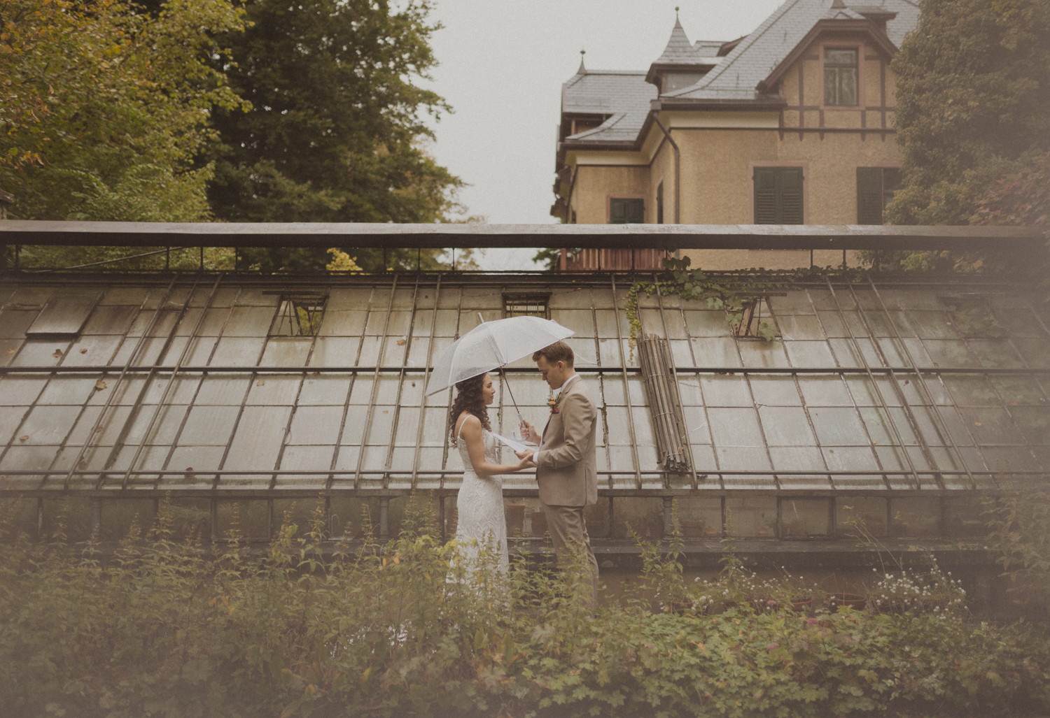 Hochzeitspaar liest sich das Eheversprechen vor, vor einem Gewächshaus in Winterthur Zürich Schweiz