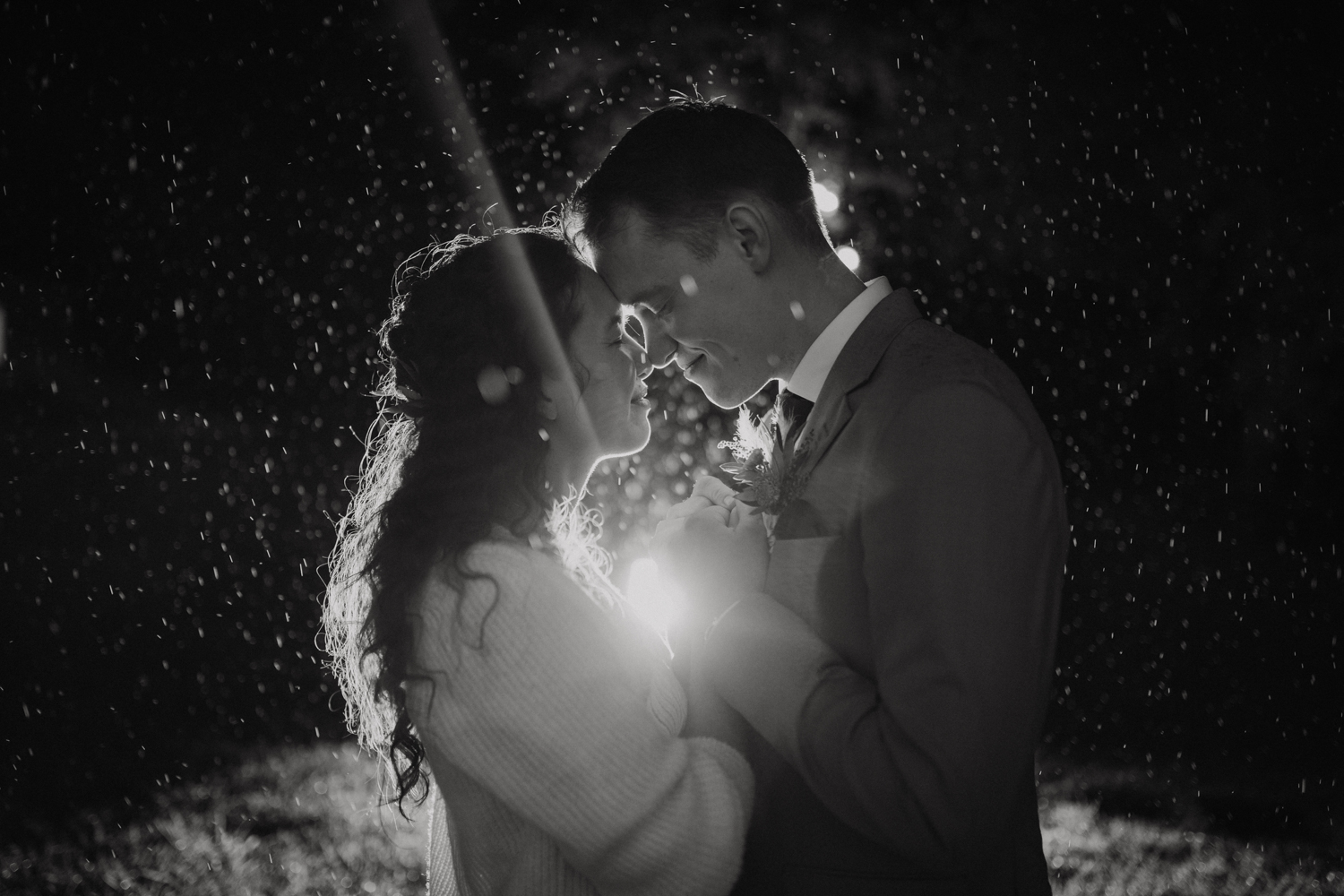 Hochzeitsfotos im Regen im Dunkeln mit Lichter