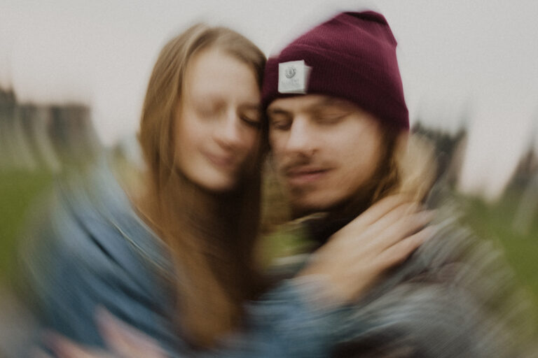 Blurry Foto von einem Paar