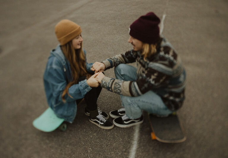 Skatecouple im Aargau auf einem Parkplatz