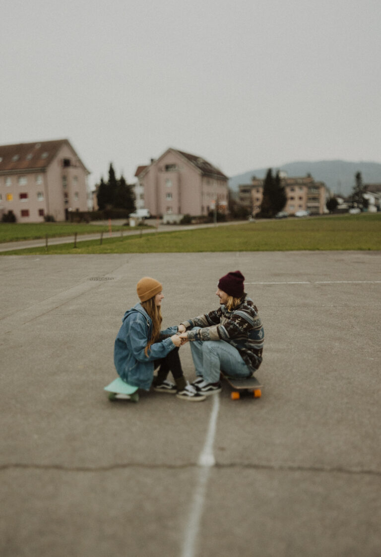 Skatecouple im Aargau auf einem Parkplatz
