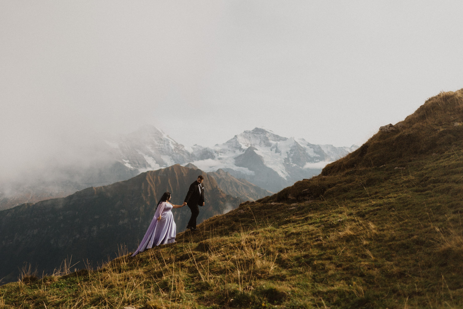 Hochzeitspaar in den Schweizer Bergen bei der Schynige Platte