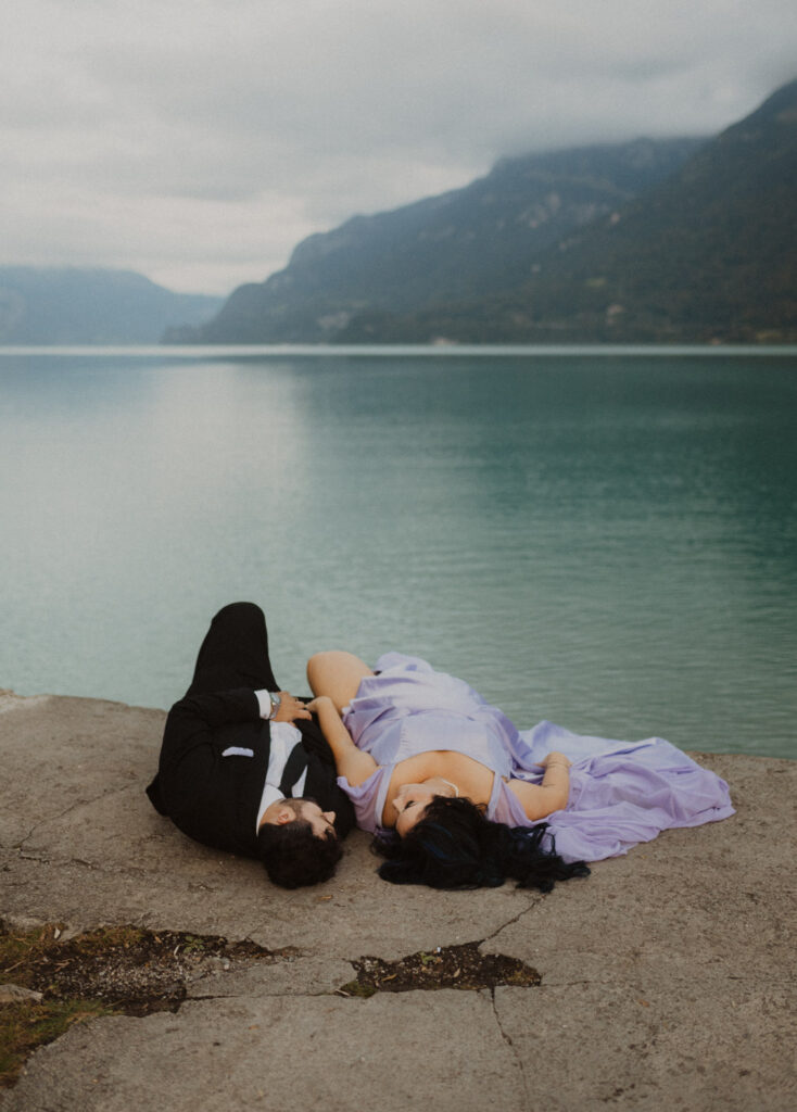 Hochzeitspaar beim See in Interlaken. Sie trägt ein violettes Hochzeitskleid.