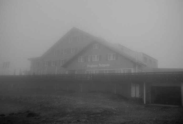 Jochpass Berghaus im Nebel