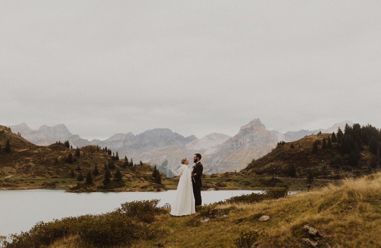 Braut und Bräutigam in den Schweizer Bergen beim Trübsee
