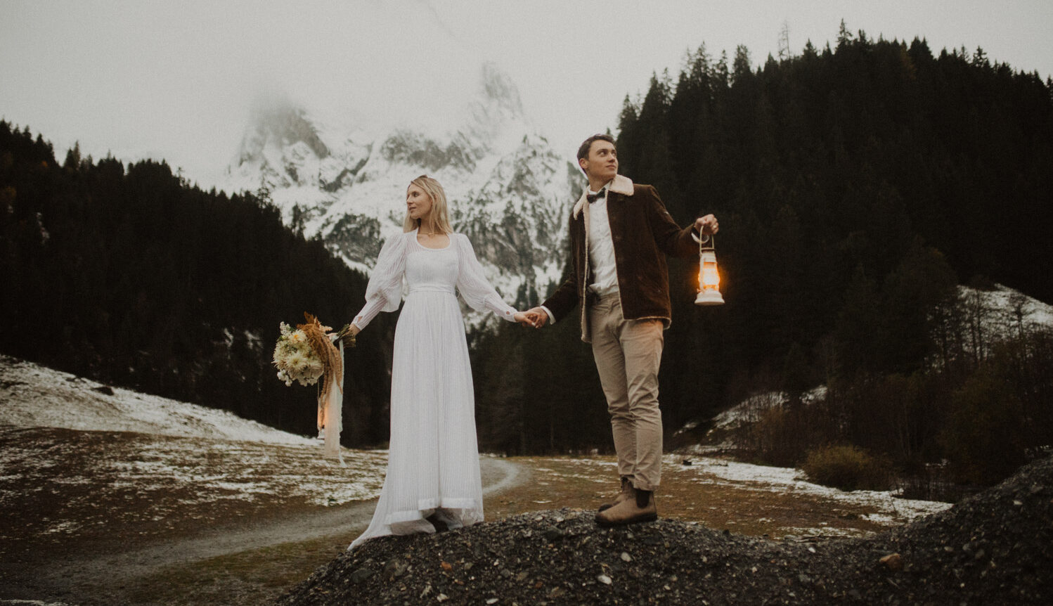 Brautpaar mit Petrollampen in den Schweizer Bergen beim Rosenlaui. Es ist ein Vintage Elopement.