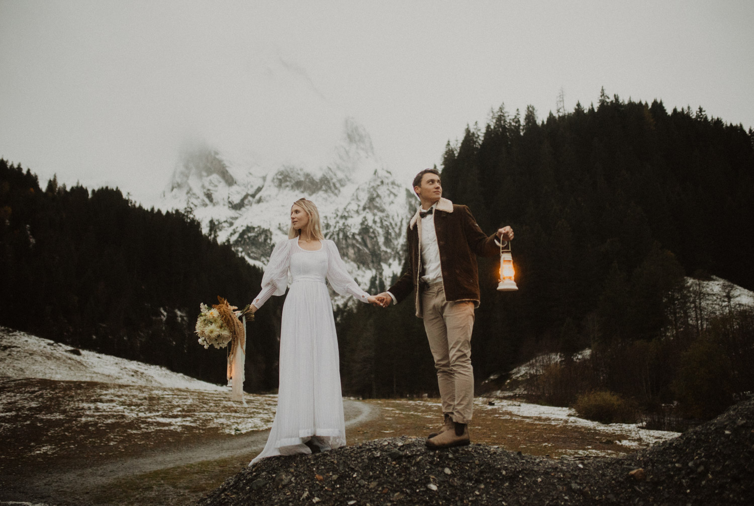 Brautpaar mit Petrollampen in den Schweizer Bergen beim Rosenlaui. Es ist ein Vintage Elopement.