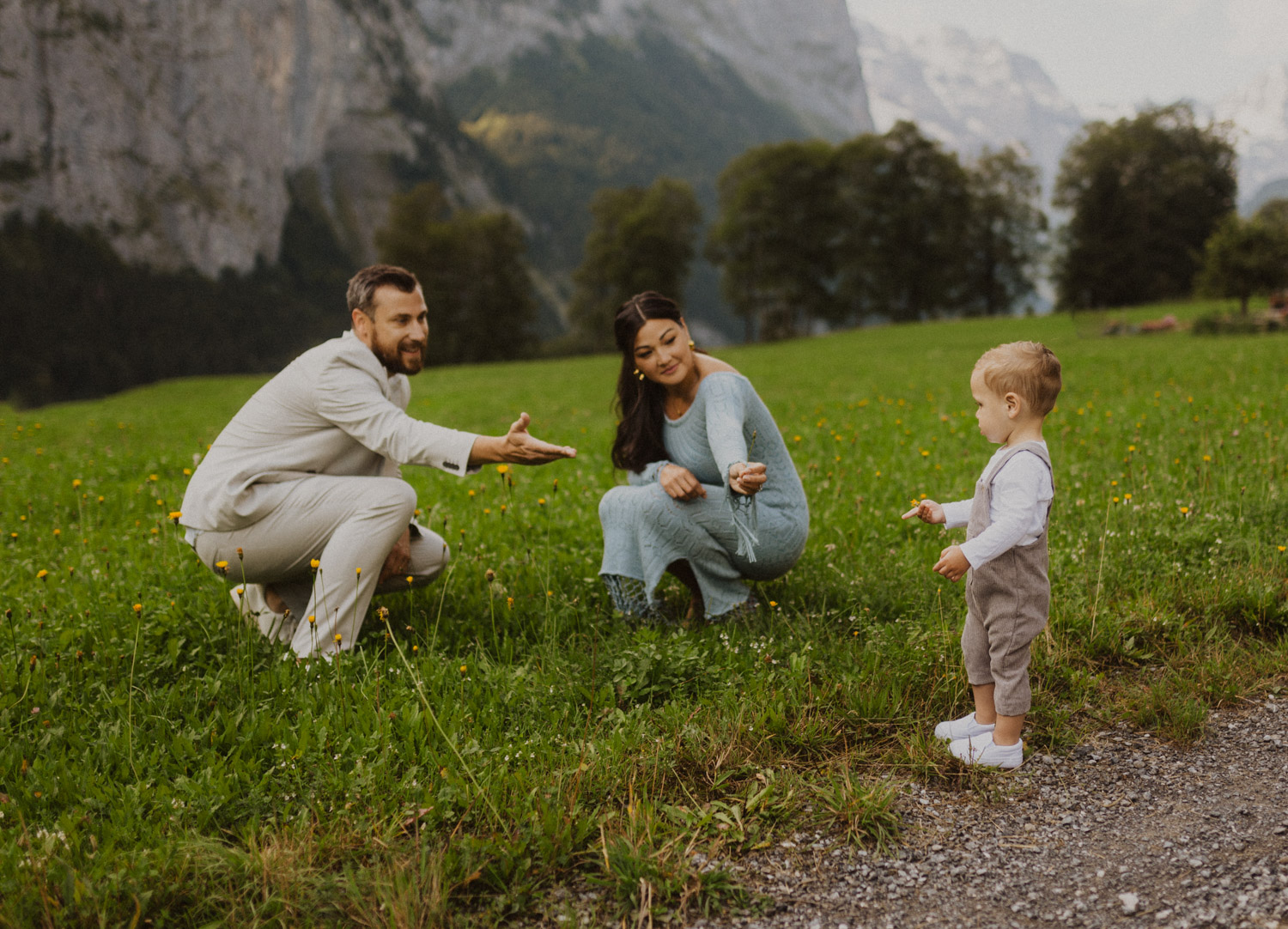 Familienfotos im Lauterbrunnen Tal. Mutter, Vater und Sohn.