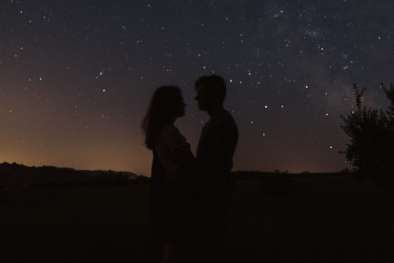 Fotoshooting mit Paar unter dem Sternenhimmel in der Nacht.
