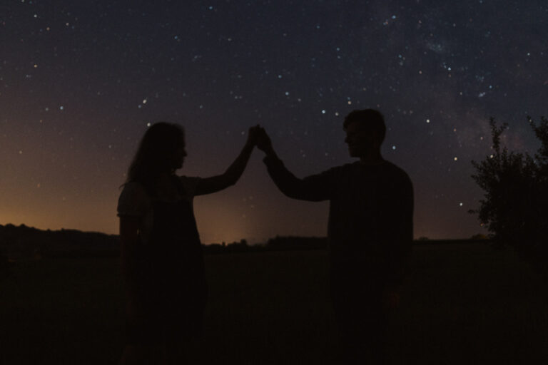 Fotoshooting mit Paar unter dem Sternenhimmel in der Nacht.