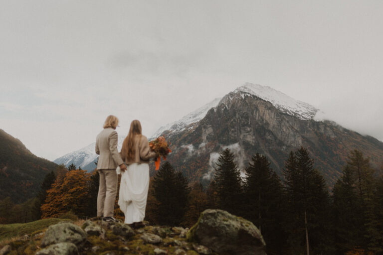 Hochzeitspaar in den Schweizer Bergen am Hochzeitsfotos machen im Herbst.