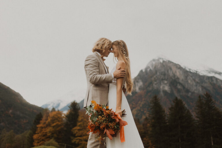 Hochzeitspaar in den Schweizer Bergen am Hochzeitsfotos machen im Herbst.