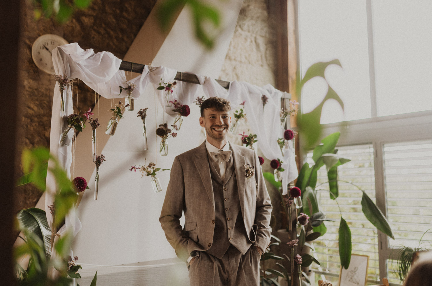 Noelle & Oli Bräutigam am Hochzeit im Wohnzimmer