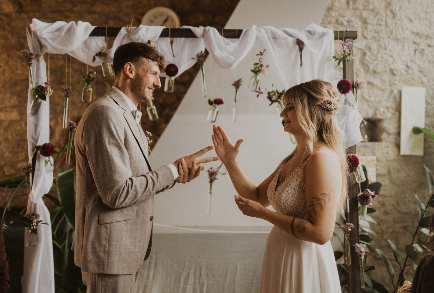 Noelle & Oli Scheren Stein Papier an Hochzeit