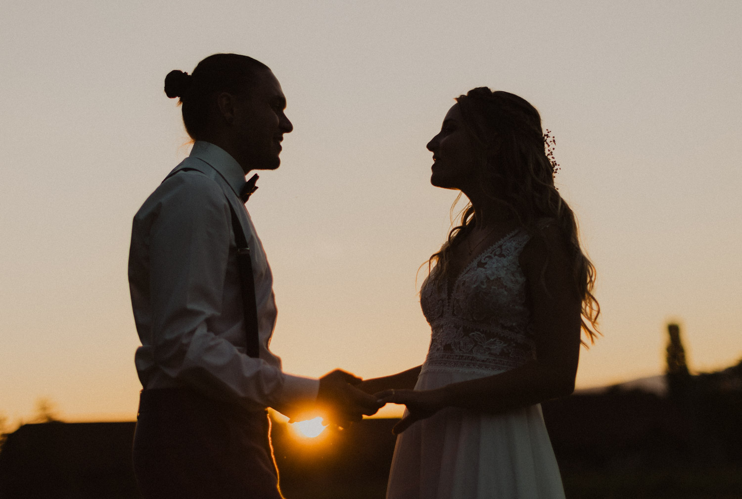 Sonnenuntergangfotos von einem Brautpaar im Sommer.