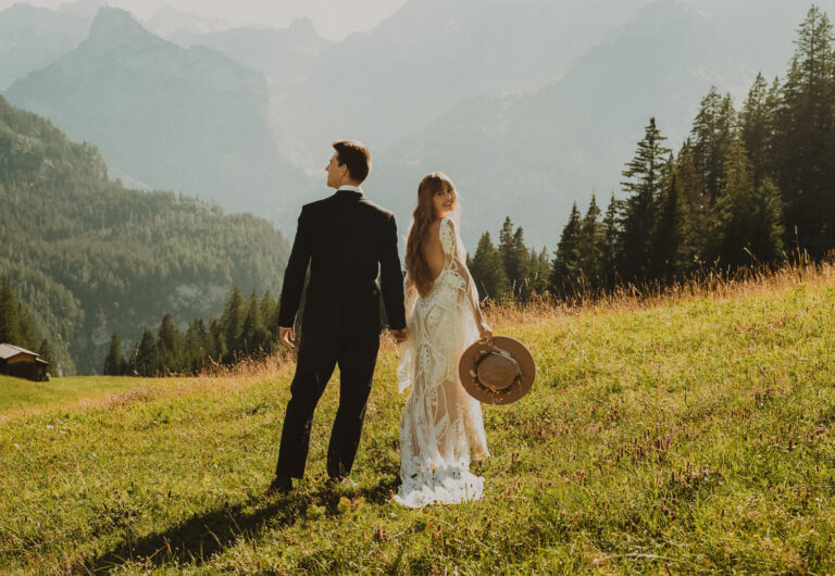 Analoges Foto von einem Hochzeitspaar beim Oeschinensee in den Bergen.
