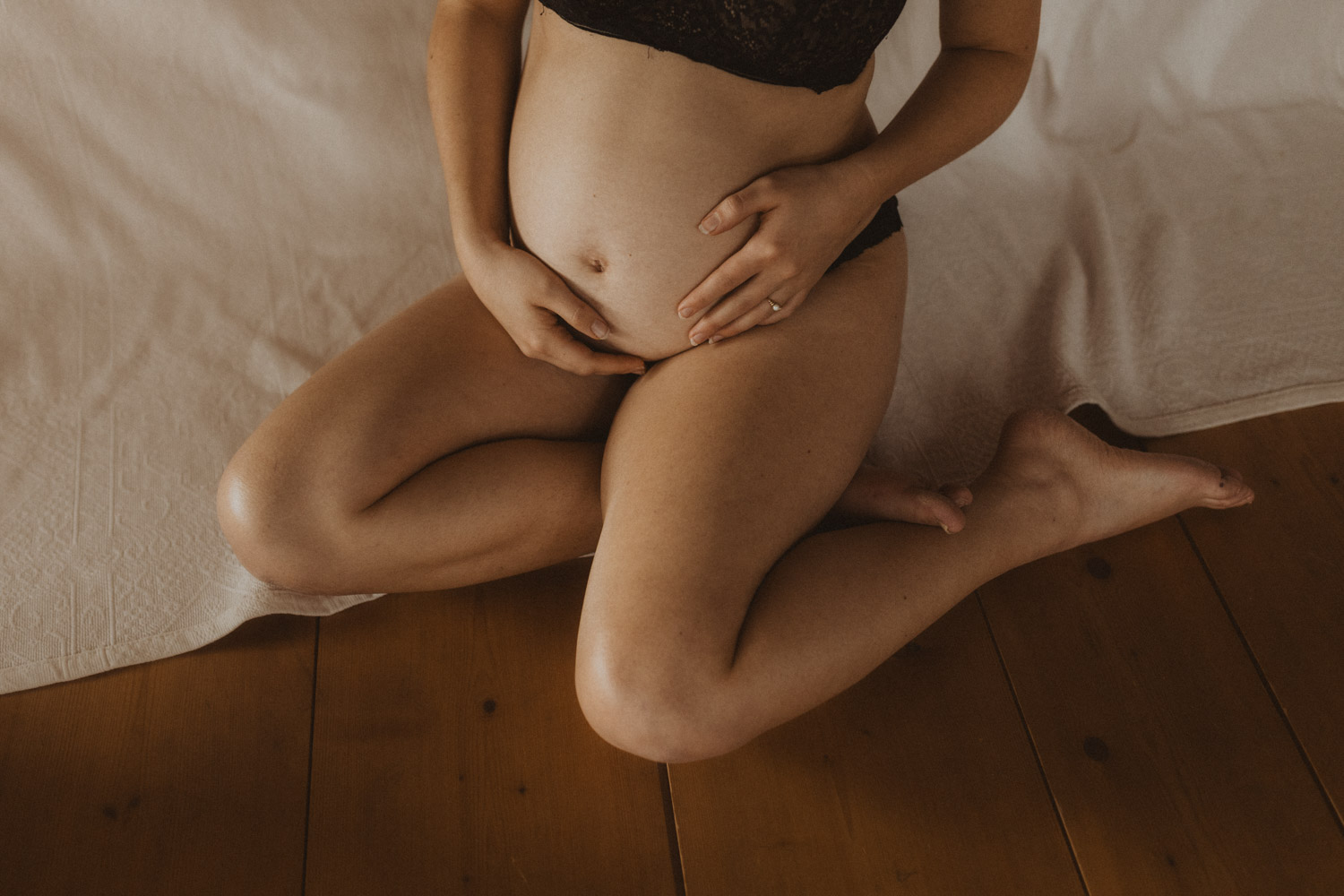 Modernes und untraditionelles Schwangerschafts Foto von einer schwangeren Frau Zuhause.
