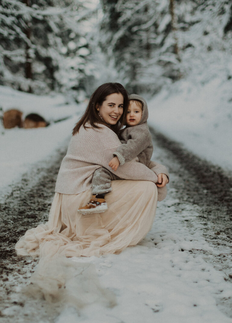 Mutter Kind Fotoshooting im verschneiten Wald im Aargau.