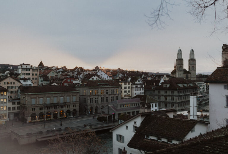 Stadt Zürich bei Sonnenaufgang