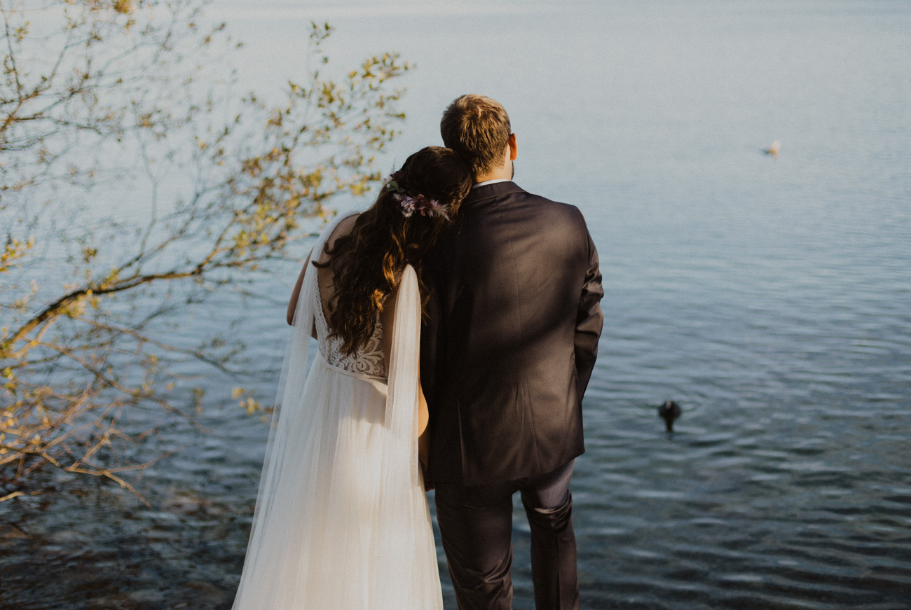 Oktober-Herbst-Hochzeit-037 Hochzeitspaar blickt auf den blauen Sempachersee