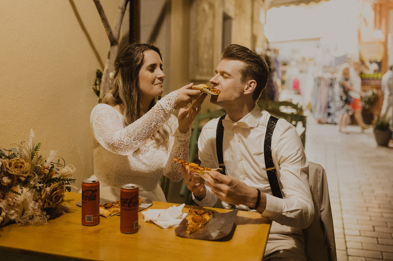 Angie & Nicklas Groom and bride eating pizza at rethymno crete